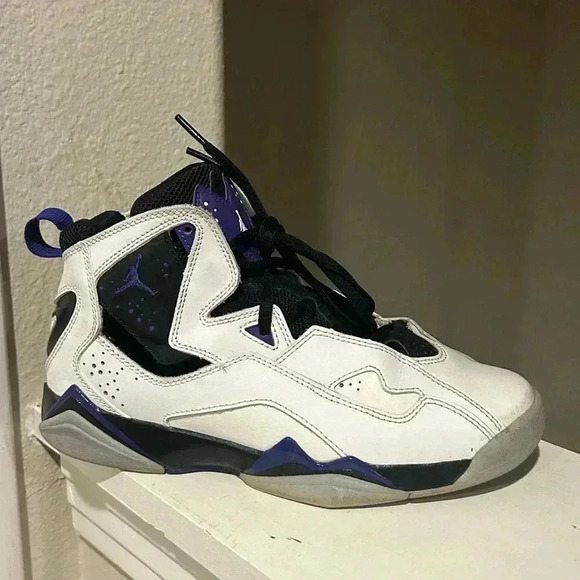 NIKE AIR JORDAN True Flight White/Black/Purple Sneakers Size 4.5Y - Picture 2 of 9